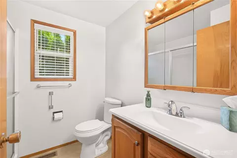 Bath - 1209 Florence St, Enumclaw, WA 98022 photo 1 of 2