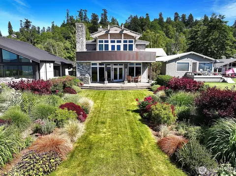 7532 Maxwelton Beach Ln, Clinton, WA 98236