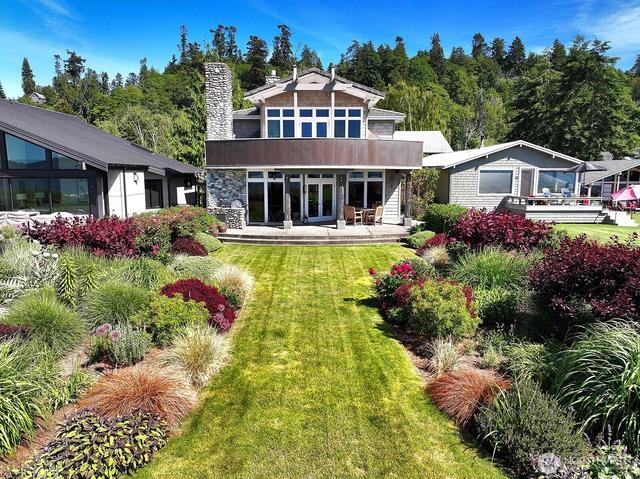 7532 Maxwelton Beach Ln, Clinton, WA 98236