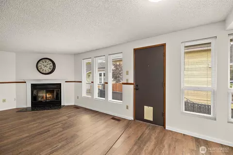 Living - 2516 Rockefeller Avenue Apt A B Ave #A, B, Everett, WA 98201 photo 5 of 12