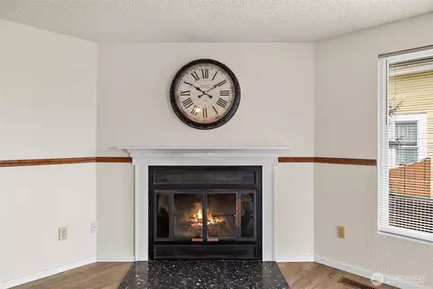 Living - 2516 Rockefeller Avenue Apt A B Ave #A, B, Everett, WA 98201 photo 7 of 12