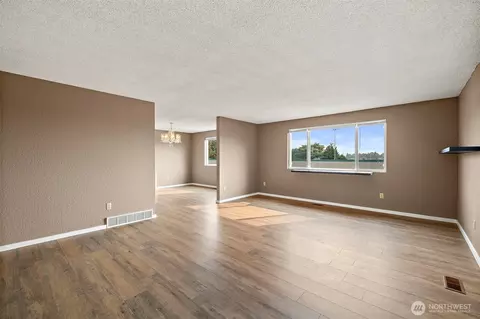 Living - 2516 Rockefeller Avenue Apt A B Ave #A, B, Everett, WA 98201 photo 9 of 12