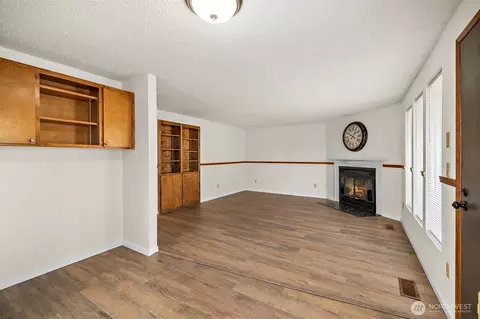 Living - 2516 Rockefeller Avenue Apt A B Ave #A, B, Everett, WA 98201 photo 4 of 12