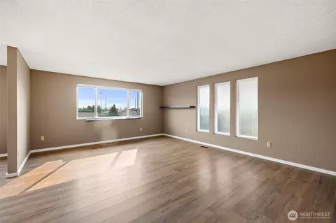 Living - 2516 Rockefeller Avenue Apt A B Ave #A, B, Everett, WA 98201 photo 3 of 12