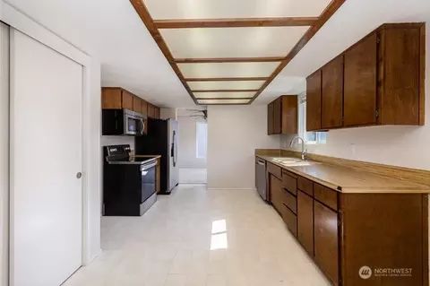 Kitchen - 2516 Rockefeller Avenue Apt A B Ave #A, B, Everett, WA 98201 photo 6 of 6