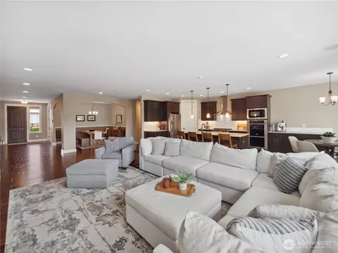 Living - 3420 Mchugh Pl, Enumclaw, WA 98022 photo 2 of 3