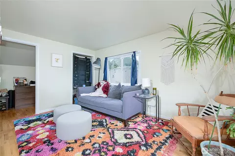 Living - 910 E Prospect St, Seattle, WA 98102 photo 2 of 2