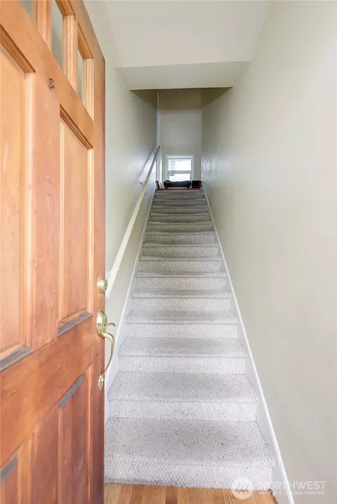 Entry Way - 910 E Prospect St, Seattle, WA 98102 photo 2 of 3