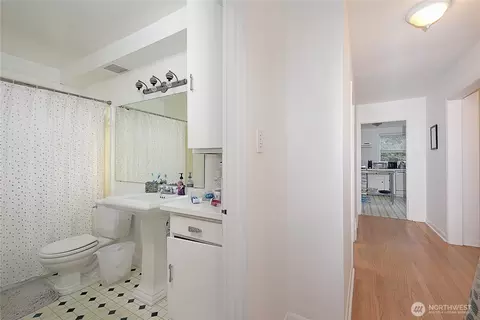 Entry Way - 910 E Prospect St, Seattle, WA 98102 photo 1 of 3