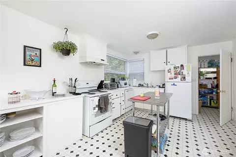 Kitchen - 910 E Prospect St, Seattle, WA 98102 photo 3 of 4