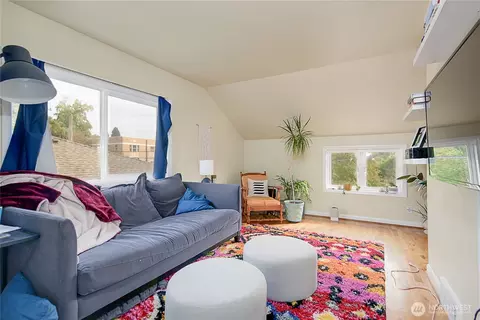 Living - 910 E Prospect St, Seattle, WA 98102 photo 1 of 2