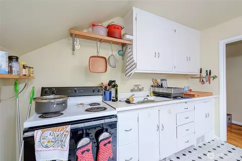 Kitchen - 910 E Prospect St, Seattle, WA 98102 photo 4 of 4