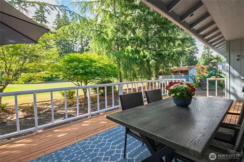 41 E Rainier Dr, Allyn, WA 98524