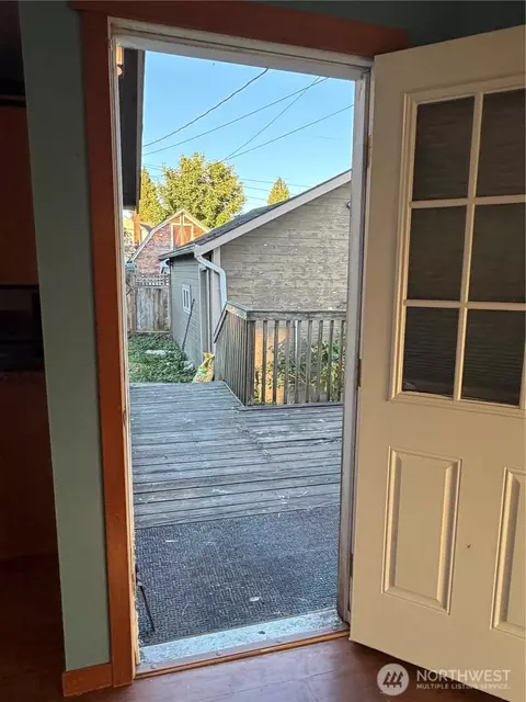 Entry Way - 2505 Harrison Ave, Everett, WA 98201 photo 6 of 6
