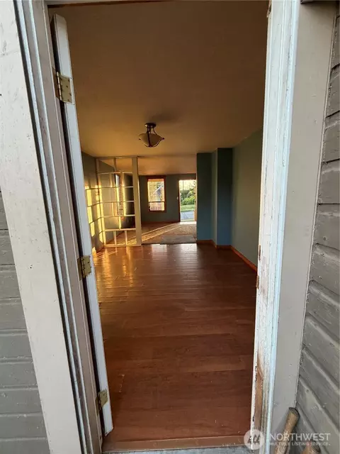 Entry Way - 2505 Harrison Ave, Everett, WA 98201 photo 2 of 6