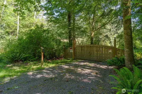 Exterior - 2101 Dolphin Bay Rd, Eastsound, WA 98245 photo 2 of 7