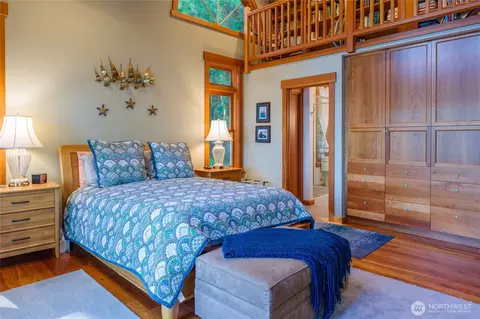 Bedroom - 2101 Dolphin Bay Rd, Eastsound, WA 98245 photo 2 of 4