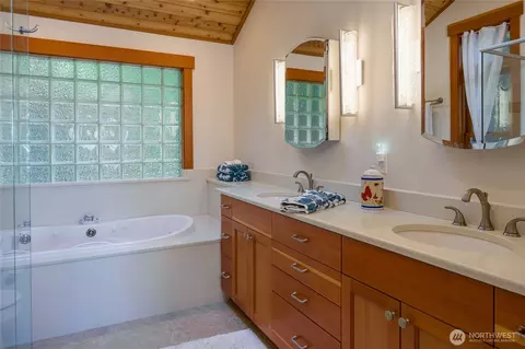 Bath - 2101 Dolphin Bay Rd, Eastsound, WA 98245 photo 1 of 2