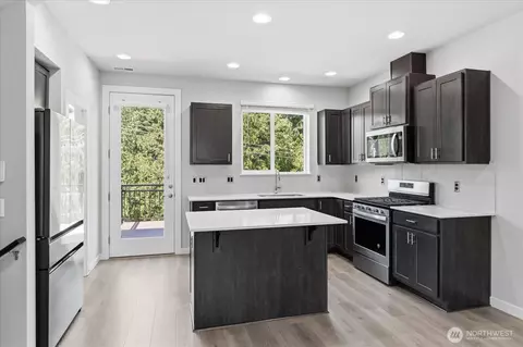 Kitchen - 19324 35th Dr SE #E, Bothell, WA 98012 photo 2 of 3