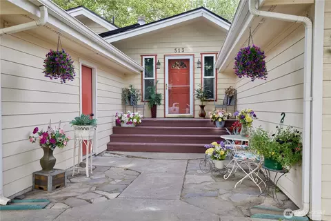 513 SE Highland Park Dr, College Place, WA 99324