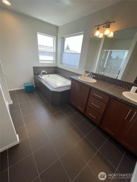 Bath - 3914 178th Pl SE, Bothell, WA 98012 photo 1 of 2