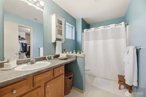 Bath - 15509 38th Dr SE, Bothell, WA 98012 photo 2 of 4