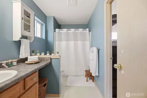 Bath - 15509 38th Dr SE, Bothell, WA 98012 photo 3 of 4