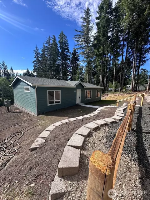 1561 E Trails End Dr, Belfair, WA 98528