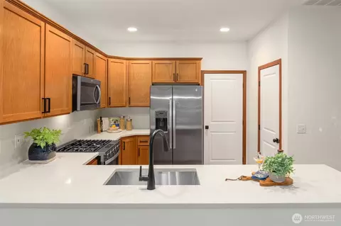 Kitchen - 18318 34th Ave SE, Bothell, WA 98012 photo 2 of 5