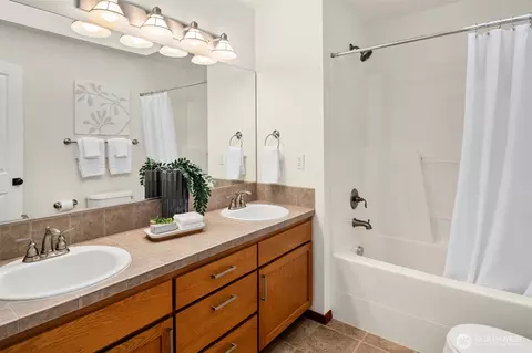 Bath - 18318 34th Ave SE, Bothell, WA 98012 photo 4 of 5