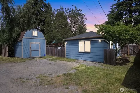 9745 Evanston Ave N #B, Seattle, WA 98103