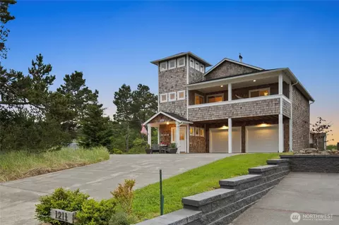 1211 Ocean Beach Blvd S, Long Beach, WA 98631
