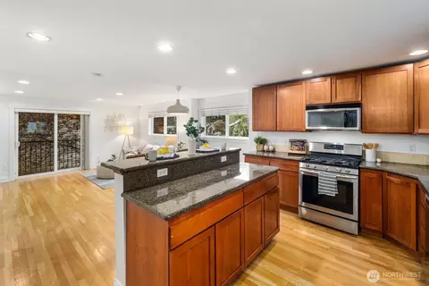 337 N 105th St #A, Seattle, WA 98133