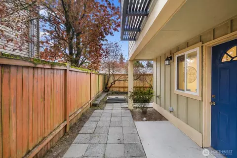 337 N 105th St #A, Seattle, WA 98133