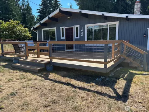 1636 Hemlock Dr, Camano Island, WA 98282