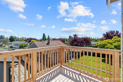 Exterior - 2526 State St #B, Everett, WA 98201 photo 6 of 7