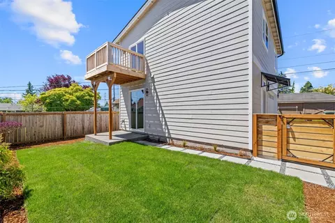 Exterior - 2526 State St #B, Everett, WA 98201 photo 3 of 7