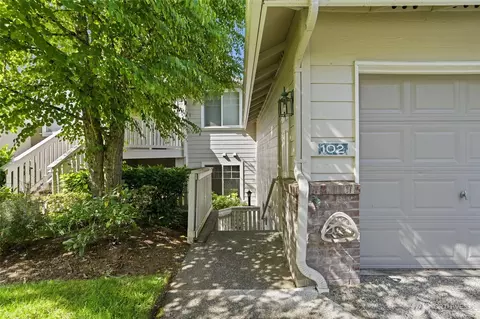 16714 Cobblestone Dr #102, Lynnwood, WA 98037