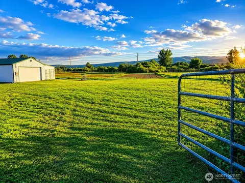 300 Wade Rd, Thorp, WA 98946