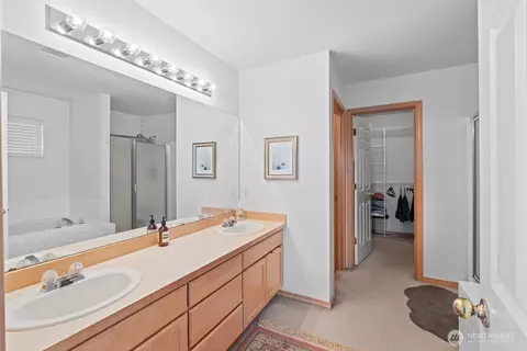 Bath - 4529 115th Pl SE, Everett, WA 98208 photo 2 of 4