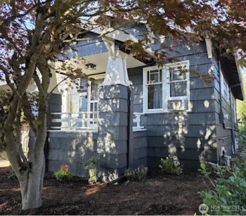 5330 9th Ave NE, Seattle, WA 98105
