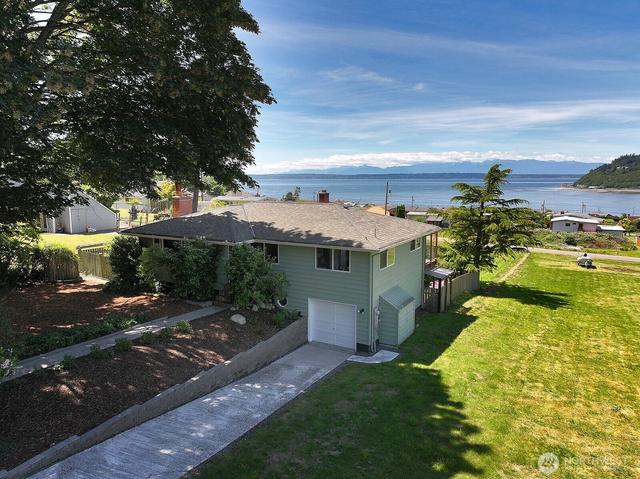 8216 Whidbey Dr, Clinton, WA 98236