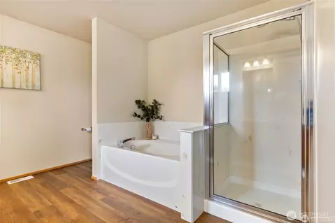 Bath - 4023 153rd Pl SE, Bothell, WA 98012 photo 3 of 4