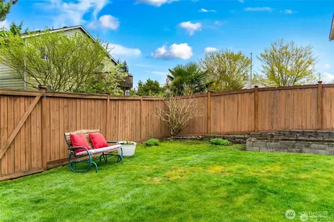 Exterior - 4023 153rd Pl SE, Bothell, WA 98012 photo 6 of 7