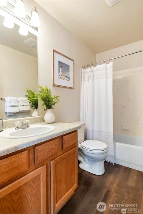 Bath - 4023 153rd Pl SE, Bothell, WA 98012 photo 2 of 4