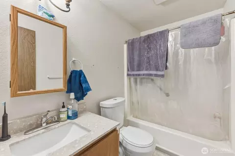 Bath - 360 24th Ave, Longview, WA 98632 photo 1 of 2