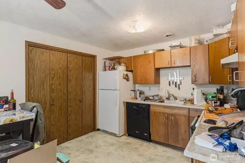 Kitchen - 360 24th Ave, Longview, WA 98632 photo 1 of 6