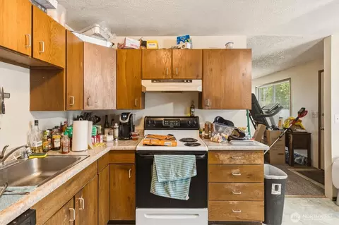 Kitchen - 360 24th Ave, Longview, WA 98632 photo 3 of 6