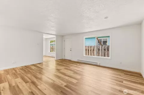 Living - 360 24th Ave, Longview, WA 98632 photo 4 of 4