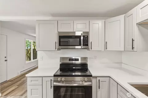 Kitchen - 360 24th Ave, Longview, WA 98632 photo 6 of 6